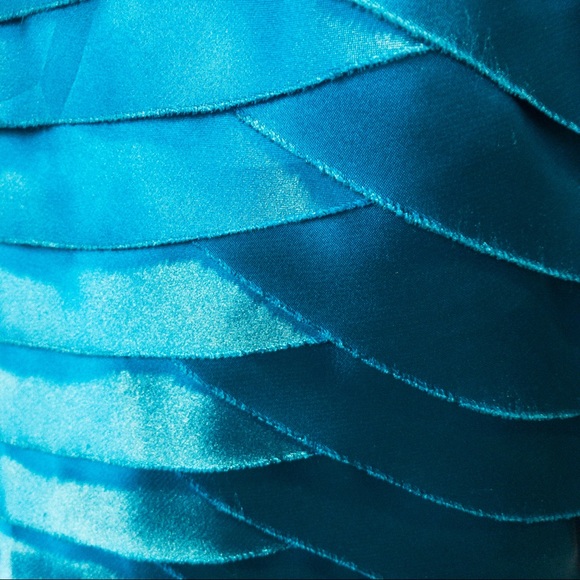 Tony Bowls NWT Dress Size 12 Emerald Green with gorgeous jewelled feature - Picture 6 of 16